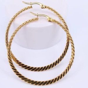 18K gold thin hoop earrings, beautiful Earrings, cute Earrings.